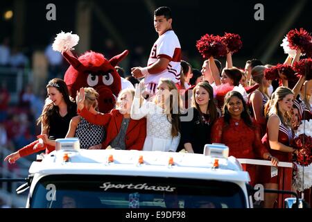 Fayetteville, AR. 25 ott 2014. L'Arkansas spirito gruppo insieme con la corte Homecoming arrivano al campo. L'Arkansas Razorbacks sconfitto l'Università di Birmingham in Alabama 45-17 giacche in Fayetteville, AR. Richey Miller/CSM/Alamy Live News Foto Stock