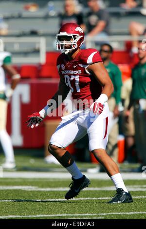 Fayetteville, AR. 25 ott 2014. Arkansas difensivo fine Tevin Beanum #97 si muove lungo il bordo. L'Arkansas Razorbacks sconfitto l'Università di Birmingham in Alabama 45-17 giacche in Fayetteville, AR. Richey Miller/CSM/Alamy Live News Foto Stock