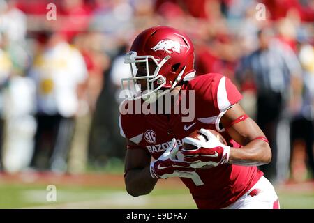 Fayetteville, AR. 25 ott 2014. Ricevitore Arkansas Jared Cornelio #1 giri fino al campo. L'Arkansas Razorbacks sconfitto l'Università di Birmingham in Alabama 45-17 giacche in Fayetteville, AR. Richey Miller/CSM/Alamy Live News Foto Stock