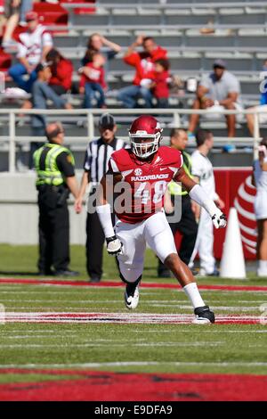 Fayetteville, AR. 25 ott 2014. Arkansas difensivo fine Deatrich sapiente #48 arriva dietro l'angolo. L'Arkansas Razorbacks sconfitto l'Università di Birmingham in Alabama 45-17 giacche in Fayetteville, AR. Richey Miller/CSM/Alamy Live News Foto Stock