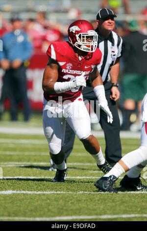 Fayetteville, AR. 25 ott 2014. Arkansas linebacker Dwayne Eugene #35 si sposta verso il basso la linea. L'Arkansas Razorbacks sconfitto l'Università di Birmingham in Alabama 45-17 giacche in Fayetteville, AR. Richey Miller/CSM/Alamy Live News Foto Stock