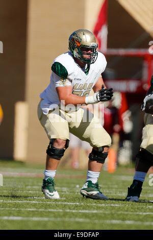 Fayetteville, AR. 25 ott 2014. UAB center Brian O'Leary #76 passi in protezione. L'Arkansas Razorbacks sconfitto l'Università di Birmingham in Alabama 45-17 giacche in Fayetteville, AR. Richey Miller/CSM/Alamy Live News Foto Stock