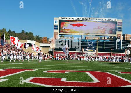 Fayetteville, AR. 25 ott 2014. L'Arkansas squadra lo Spirito conduce il team sul campo. L'Arkansas Razorbacks sconfitto l'Università di Birmingham in Alabama 45-17 giacche in Fayetteville, AR. Richey Miller/CSM/Alamy Live News Foto Stock