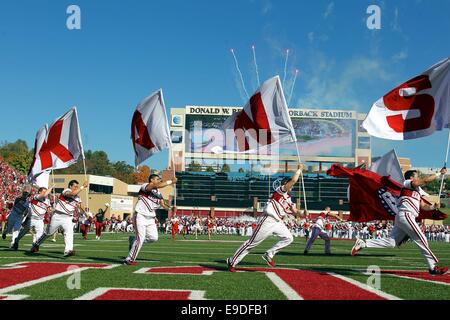 Fayetteville, AR. 25 ott 2014. L'Arkansas squadra lo Spirito conduce il team sul campo. L'Arkansas Razorbacks sconfitto l'Università di Birmingham in Alabama 45-17 giacche in Fayetteville, AR. Richey Miller/CSM/Alamy Live News Foto Stock