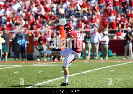 Fayetteville, AR. 25 ott 2014. Arkansas punter Sam Irwin-Hill #92 sterline la palla. L'Arkansas Razorbacks sconfitto l'Università di Birmingham in Alabama 45-17 giacche in Fayetteville, AR. Richey Miller/CSM/Alamy Live News Foto Stock