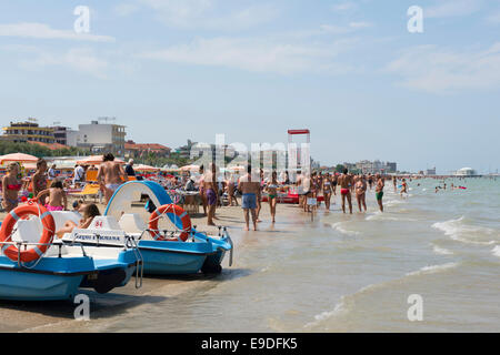 Spiaggia, persone Adreatic mare Senigallia Ancona, Marken, Italia, Foto Stock