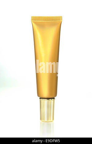 Oro cosmetici crema tubo su sfondo bianco Foto Stock