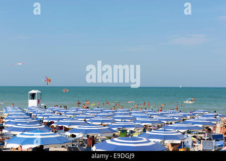 Spiaggia, persone, ombrellone, Adreatic mare Senigallia Ancona, Marken, Italia, Foto Stock