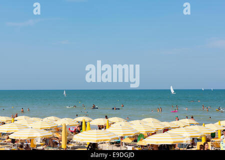Spiaggia, persone, ombrellone, Adreatic mare Senigallia Ancona, Marken, Italia, Foto Stock