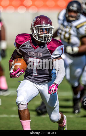 Ottobre 25, 2014 - Houston, Texas, Stati Uniti d'America: Texas Southern Tigers running back Daveonn Porter (7) preleva un primo verso il basso durante un NCAA Football gioco tra la University of Arkansas a Pine Bluff Golden Lions e la Texas Southern Tigers di BBVA Compass Stadium, Houston, TX. Arkansas-Pine Bluff beat TSU 38-37 Foto Stock