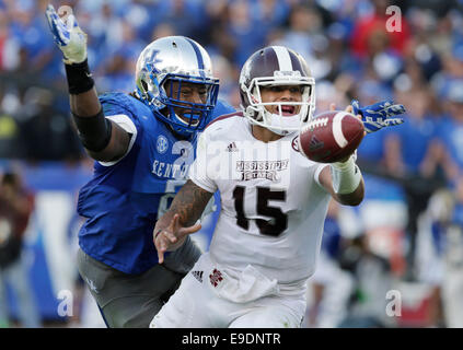 Lexington, Kentucky, Stati Uniti d'America. 25 ott 2014. La Mississippi State quarterback DAK PRESCOTT (15) realizzato un passaggio laterale come Kentucky di ALVIN DUPREE (2) ha tentato di licenziare lui nel terzo trimestre. Kaštela San ha vinto 45-31. Credito: Lexington Herald-Leader/ZUMA filo/Alamy Live News Foto Stock