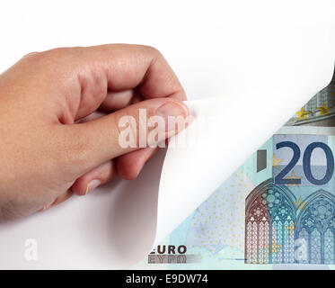 Donna girando a mano una pagina bianca e 20 di banconote in euro. Foto Stock