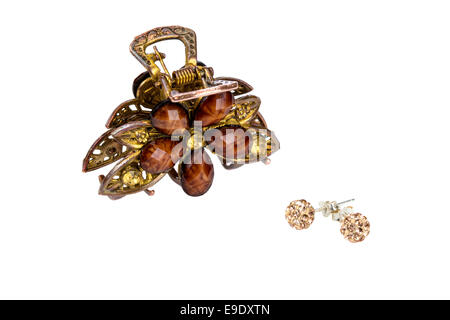 Vintage fermaglio per capelli e un paio di orecchini di brillanti isolate su sfondo bianco Foto Stock