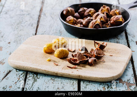 Castagne arrostite in padella Foto Stock