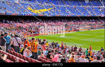 Barcellona - 03 Maggio: persone allo stadio Camp Nou prima La Liga match tra FC Barcelona e Getafe CF. Foto Stock