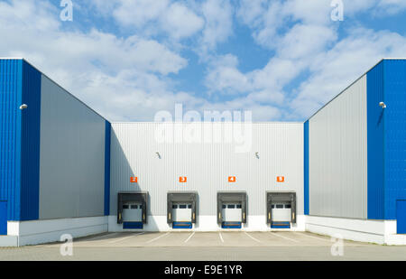 Grandi magazzini industriali con numerati carico docks Foto Stock