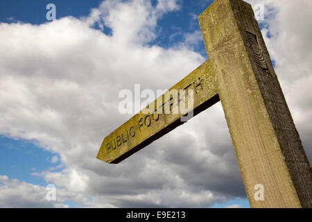 Un sentiero pubblico segno nella campagna inglese. Foto Stock