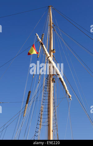 Montante di sollevamento di una vecchia nave a vela con bandiera della Spagna nel porto di Malaga, Spagna Foto Stock