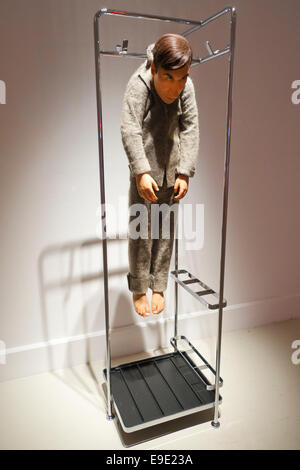 Scultura dell'artista italiano Maurizio Cattelan sul display a CAC in esposizione al CAC. Centro per l arte contemporanea. Malaga, Spagna. Foto Stock