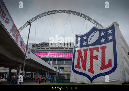 Londra, Regno Unito. 26 ott 2014. NFL International Series. Atlanta Falcons rispetto a Detroit Lions. Le ventole cominciano a raccogliere al di fuori lo stadio di Wembley che viene addobbato per il football americano. Credito: Azione Sport Plus/Alamy Live News Foto Stock