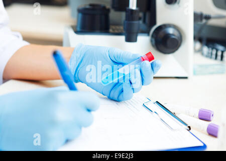 Primo piano di uno scienziato che lavora con i campioni in laboratorio. Foto Stock