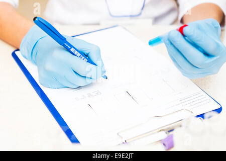 Primo piano di uno scienziato che lavora con i campioni in laboratorio. Foto Stock