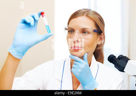 Bella giovane scienziato che lavora con i campioni in laboratorio. Foto Stock