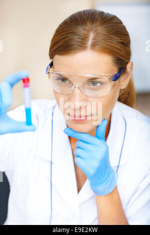 Bella giovane scienziato che lavora con i campioni in laboratorio. Foto Stock