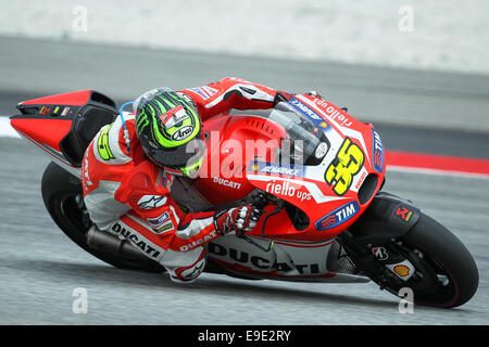 Sepang, Malesia. 25 ott 2014. Cal Crutchlow del Team Ducati in azione durante il sabato le sessione di prove libere del Malaysian Motorcycle Grand Prix tenutosi al Sepang International Circuit di Sepang, in Malesia. Credito: Azione Sport Plus/Alamy Live News Foto Stock