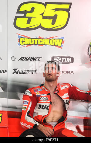 Sepang, Malesia. 25 ott 2014. Cal Crutchlow del Team Ducati in azione durante il sabato le sessione di prove libere del Malaysian Motorcycle Grand Prix tenutosi al Sepang International Circuit di Sepang, in Malesia. Credito: Azione Sport Plus/Alamy Live News Foto Stock