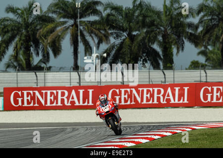 Sepang, Malesia. 25 ott 2014. Andrea Dovizioso di Ducati Team in azione durante il sabato le sessione di prove libere del Malaysian Motorcycle Grand Prix tenutosi al Sepang International Circuit di Sepang, in Malesia. Credito: Azione Sport Plus/Alamy Live News Foto Stock