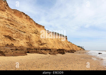 Scogliere di arenaria soggette ad erosione costiera tra Benacre e Covehithe, Suffolk, Inghilterra, Regno Unito Foto Stock