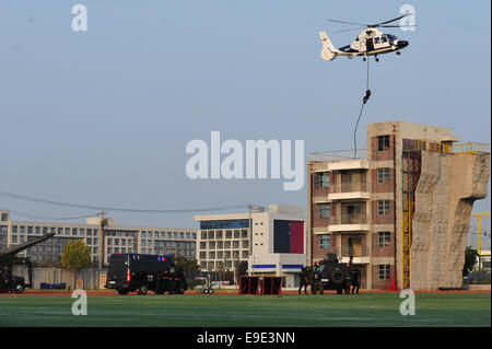 Hefei, cinese della provincia di Anhui. 26 ott 2014. Poliziotti di frequentare un anti-terrorismo trapano a Hefei, a est della capitale cinese della provincia di Anhui, 26 ottobre, 2014. Credito: Du Yu/Xinhua/Alamy Live News Foto Stock