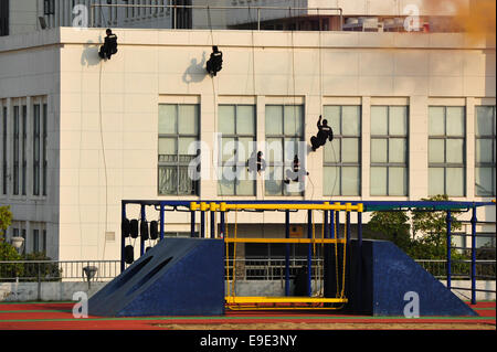 Hefei, cinese della provincia di Anhui. 26 ott 2014. Poliziotti di frequentare un anti-terrorismo trapano a Hefei, a est della capitale cinese della provincia di Anhui, 26 ottobre, 2014. Credito: Du Yu/Xinhua/Alamy Live News Foto Stock
