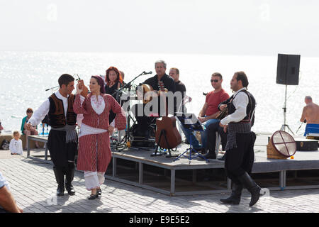 Paphos, Cipro - 24 novembre 2013 persone nei tradizionali costumi cipriota a ballare la musica dal vivo sul lungomare di Paphos. Foto Stock