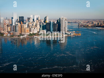 Riprese aeree di Lower Manhattan, New York City, in una fredda giornata invernale. Ghiaccio galleggiante in acqua, barche galleggiante nel fiume Hudson. Foto Stock