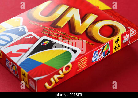 Tambov, Federazione Russa - Agosto 15, 2013 Box dell'ONU gioco su sfondo rosso. Studio shot. Scatola di ONU gioco su sfondo rosso. Foto Stock