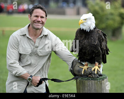 Fauna selvatica TV presentatore Steve Backshall promuove la sua "antenna eadly Assassins' mostrano con l aiuto di un Lanner Falcon, aquila calva e 'Tulsa' Harris Hawk a ZSL Whipsnade Zoo, Bedfordshire dotate: Steve Backshall dove: Londra, Regno Unito quando: 23 Apr 2014 Foto Stock