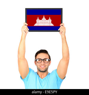 Ritratto di un giovane uomo informale tenendo su scheda con bandiera nazionale della Cambogia Foto Stock