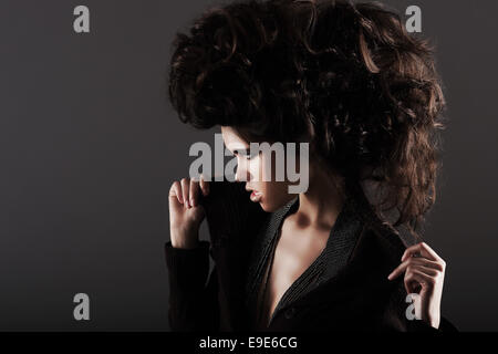 Updo. Donna eccentrica con stile i capelli ricci Foto Stock