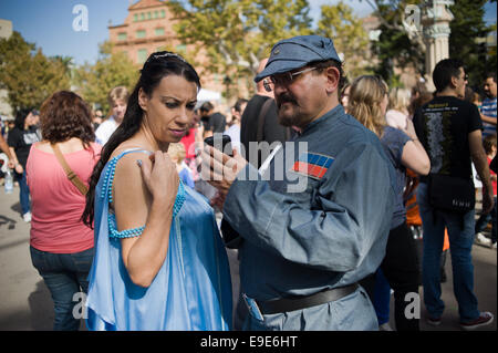 Barcellona, Spagna. 26 ott 2014. Un giovane vestito in Star Wars caratteri controlla il suo telefono in Barcellona. Appassionati di tutte le età della saga di Star Wars si sono riuniti a Barcellona. Credito: Jordi Boixareu/Alamy Live News Foto Stock