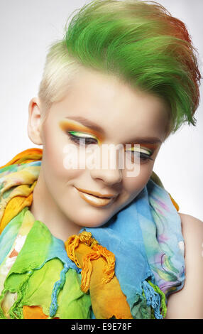 Giovane donna con colorati trucco e breve Coiffure verniciato Foto Stock