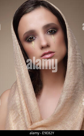 La donna a scialle con drammatica Stagy trucco Foto Stock