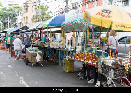 Sao Paulo, Brasile, 26 ottobre, 2014. Un settimanale tradizionale fiera di strada in cui le persone acquistano i loro prodotti, frutta, carne e pesce è visto durante la mattina nel quartiere Paraiso in Sao Paulo City. Credito: Andre M. Chang/Alamy Live News Foto Stock