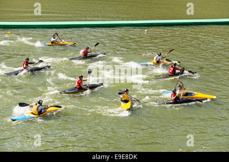 Colorate di spruzzi di zangolatura gioco del polo in kayak sul fiume Arno come team giallo barca interrompe il lettore rosso con sfera sbatti per obiettivo Foto Stock