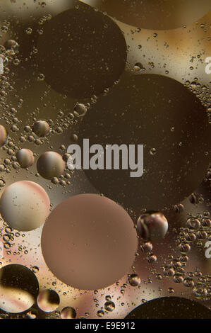 Acqua e olio. gocce di olio su acqua abstract Foto Stock