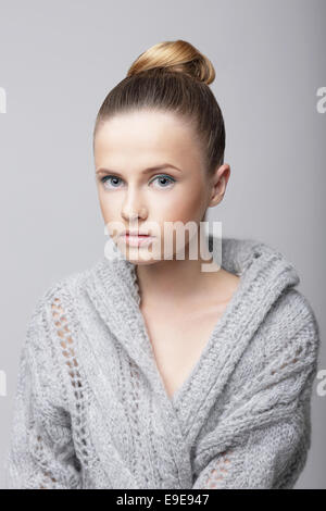 Studio Ritratto di giovane donna in grigio Cardigan di lana Foto Stock