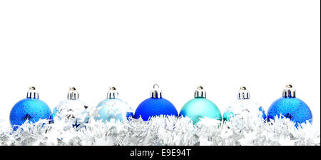 Blu Pallina natale di confine con la ghirlanda su uno sfondo bianco Foto Stock