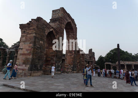 I turisti che visitano il Qutb Minar complesso, Delhi, India Foto Stock