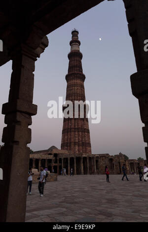 Qutb Minar complesso al tramonto, Delhi, India Foto Stock